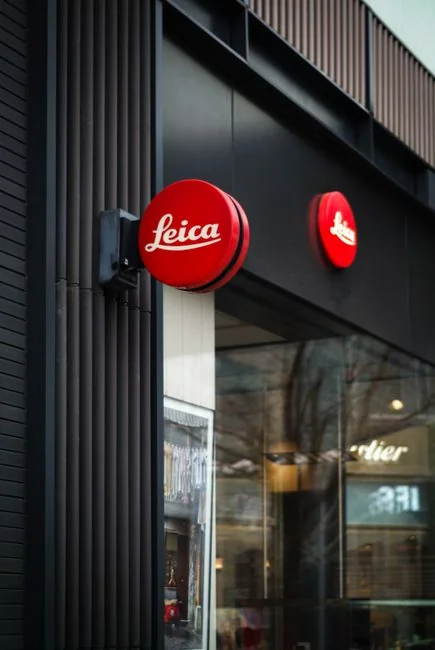Deux hommes d’affaires examinent des données du marché boursier à l’aide d’un smartphone et d’un ordinateur portable dans un bureau moderne.